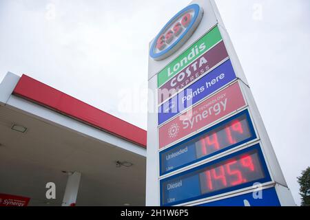 Benzinpreise über `£1.4 pro Liter werden an Tankstellen in East London, 16. Oktober 2021, angezeigt. Stockfoto